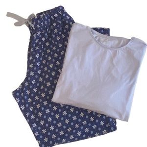 Women’s Lands’ End Medium Snowflake 2 Piece Pajama Set